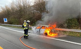 Das Auto brannte lichterloh. - Feuerwehr Vlotho