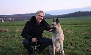 Boris Laszig und sein belgischer Schäferhund Hagen am Ort des Geschehens. Der Vorfall konnte nicht aufgeklärt werden. - Désirée Winter
