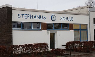 An der Stephanusschule wird mehr Raum benötigt, der übergangsweise durch weitere Container geschaffen wird. Zugleich sollen die vorhandenen Gebäude bis 2026 neu konzipiert und erweitert werden. - Holger Kosbab