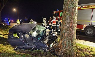 Der Ford Fiesta, in dem zwei Bielefelderinnen (20, 21) und eine Gütersloherin (20) saßen, wurde massiv deformiert. - Barbara Franke