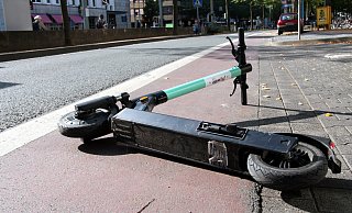 Wer einen E-Scooter der Firma Tier Mobility nutzt wird daraufhin gewiesen, ihn „verantwortungsbewusst" zu parken. Daran halten sich offenbar aber nicht alle. - Jens Reichenbach