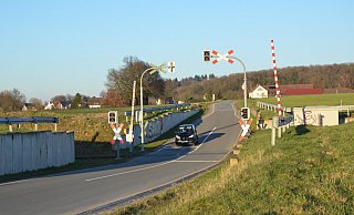 Hinter dem sogenannten Bahnloch wird die Straße wieder deutlich schmaler. Auf rund einem Meter Breite ist die Grasnarbe beidseitig völlig abgefahren - ein Zeichen dafür, wie stark der Verkehr hier ist. Dabei handelt es sich eigentlich nur um einen Wirtschaftsweg zwischen Bödinghausen und Casum. - Andreas Großpietsch Hinter dem sogenannten Bahnloch wird die Straße wieder deutlich schmaler. Auf rund einem Meter Breite ist die Grasnarbe beidseitig völlig abgefahren - ein Zeichen dafür, wie stark der Verkehr hier ist. Dabei handelt es sich eigentlich nur um einen Wirtschaftsweg zwischen Bödinghausen und Casum. - Andreas Großpietsch