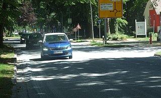 Eine leichte Staubschicht, die sich auf Straße und Pkw legt, hüllt derzeit die Beuthener Straße ein. - Karsten Schulz