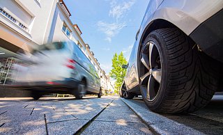 Raser wird in Stemwede-Dielingen von der Polizei gestoppt (Symbolbild). - picture alliance