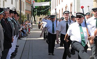 Kranzniederlegung und Parade auf dem Marktplatz. - Manuela Puls