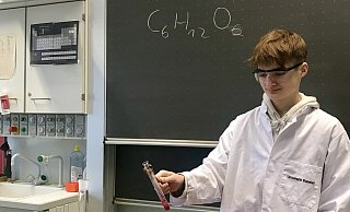 Thorben Bertgen ist fasziniert von der Chemie und studiert mit seinen 16 Jahren bereits an der Uni Paderborn. - Gesamtschule Bad Driburg Thorben Bertgen ist fasziniert von der Chemie und studiert mit seinen 16 Jahren bereits an der Uni Paderborn. - Gesamtschule Bad Driburg