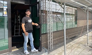 Die Türen zum Bier-Pub Check In in Versmold im Kreis Gütersloh sind nach wie vor wie gewohnt geöffnet. Wirt Sascha Hinnendahl betont, dass das Baugerüst vor der Tür keine Auswirkungen auf seinen Betrieb habe. - Tasja Klusmeyer