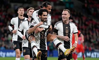 Ilkay Gündogan (M) bejubelt sein Tor zum 1:0 mit den Teamkameraden. - Kirsty Wigglesworth/AP/dpa