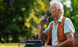 Regelmäßiges Trinken ist insbesondere für Diabeteserkrankte bei hohen Temperaturen wichtig. - AOK/ Colourbox/hfr Regelmäßiges Trinken ist insbesondere für Diabeteserkrankte bei hohen Temperaturen wichtig. - AOK/ Colourbox/hfr
