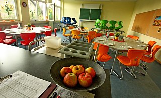 Die Offenen Ganztagsschulen, das Foto zeigt die Mensa der Grauthoffschule, bleiben vorerst wieder geschlossen. Deshalb müssen Eltern auch für Juni und Juli keine Beiträge bezahlen. - Sabine Kubendorff