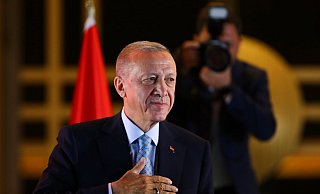 Recep Tayyip Erdogan vor Anhängern im Präsidentenpalast in Ankara. - Ali Unal/AP