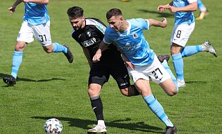 Kasim Rabihic (Verl) und Semi Belkahia (1860)kämpfen um den Ball. - picture alliance