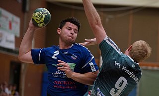 Duell der Oberligisten: Daniel Bruelheide (am Ball) vom TuS 97 im Endspiel gegen den VfL Mennighüffen. - Peter Unger