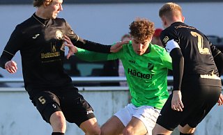 Doch noch hängen geblieben: Auch drei Tore von Fynn Mewes (Mitte) reichten dem SV Rödinghausen II nicht zum Sieg gegen den Delbrücker SC. - N.Gessat