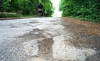 Eine ganz schöne Buckelpiste, nicht nur für Radfahrer: die Schloßstraße auf Höhe des Waldschlösschens in Bünde. - Niklas Krämer