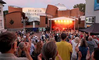 Der sizilianische Soul-Sänger Mario Biondi begeisterte sein Publikum auf dem Käthe-Elsbach-Platz. Mit der Marta-Kulisse und den Treppen ist der Ort wie gemacht für Konzerte an schönen Sommerabenden. - Frank-Michael Kiel-Steinkamp