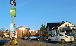 Die Wahlplakate sollen am Straßenrand Aufmerksamkeit erzeugen. Hier in Borchen rahmten sie die Werbetafel zum 100-Jährigen des Kreismuseums Wewelsburg zur vorgezogenen Bundestagswahl ein (2. v. unten). - Uwe Müller