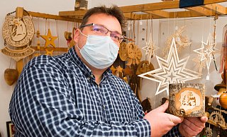 Michael Sohr gehört zu den Initiatoren des Weihnachtsmarktes auf dem Münsterkirchplatz. In diesem Jahr verkauft er sein Kunsthandwerk allerdings in einem Ladenlokal in der Fußgängerzone. - Ralf Bittner