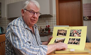 Wilhelm Nolte zeigt Bilder von der Studienfahrt nach Rom mit Besuch im Vatikan im Jahr 1983. - Sebastian Beeg