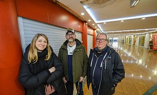 Kim Jodszuweit, Jochen Vahle und Tom Kummerfeldt stehen im fast menschenleeren Jahnplatz-Forum. Sie befürworten die Idee, daraus ein "Jugendkultur-Forum" zu machen. - Andreas Zobe
