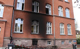 Durch Ruß ist die Fassade des A-Gebäudes beschädigt. - Holger Kosbab