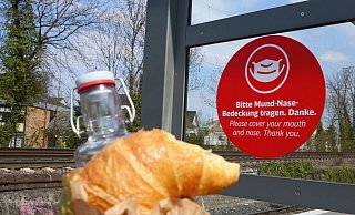 Eine ausgedehnte Mahlzeit im Zug ist derzeit angesichts der geltenden Maskenpflicht nicht möglich. - Lena Henning