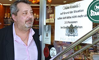 Jens Schröder, Inhaber von Tabakwaren Schröder, appelliert an die Bevölkerung, soziale Kontakte zu meiden.Er befürchtet ansonsten eine Ausgangssperre. In seinem Geschäft dürfen sich gleichzeitig nur drei Kunden aufhalten. Gehamstert werden Zigaretten. - BARBARA FRANKE