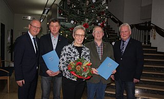 Bürgermeister Hubertus Grimm (l.) und der stellvertende Bürgermeister Bernhard Villmer (r.) gratulieren Andreas Hartmann (2. v. l.), Raimund Weßler und Willi Mikus zum Ehrenamtspreis. - Torsten Wegener
