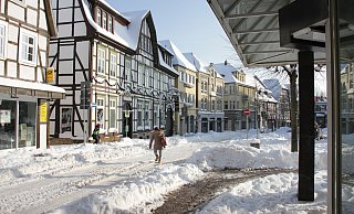 Im Sonnenlicht des Wintertages glänzen die Fassaden in der Warburger Innenstadt. Doch wie es dahinter aussieht, zeigt der Blick in leere oder verklebte Schaufenster. - Dieter Scholz