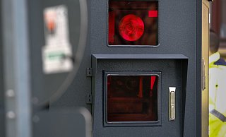 Die Panzerglasscheibe, durch die Messgerät und Fotoapparat die Fahrzeuge erfassen, wurde zerstört. - Foto: Andreas Zobe/NW
