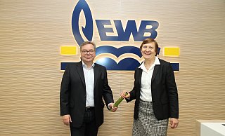 Stabübergabe: Alfred Würzinger und Marion Kapsa. - EWB