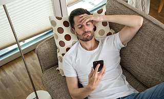 Ständige Blicke aufs Handy zerstückeln den Tag viel zu stark, sagt Alexander Markovetz. - Symbolbild: picture alliance / dpa Themendienst