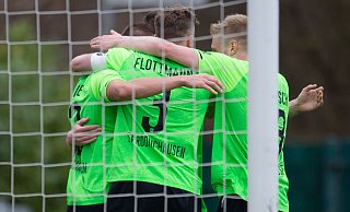 Das gibt es häufiger: Die Spieler des SV Rödinghausen bejubeln einen Torerfolg. Insgesamt 64 bislang erzielte Treffer bedeuten den Bestwert in der Regionalliga West. - Noah Wedel