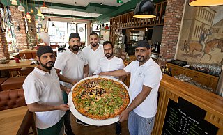 Mit ihren 52 Zentimetern Durchmesser reicht die Familienpizza für acht bis zehn Personen. - Oliver Krato