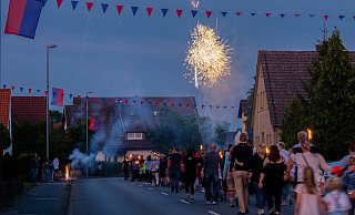Ein Bild aus dem vergangenen Jahr: Der Spielmannszug Kirchlengern führte den Fackelumzug durch den Ort an. - Joel Beinke