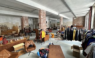 Lagerhalle und Showroom in einer Hand: Seit dem 1.6. ist das Vintage Kombinat Minden an der Uferstraße heimisch und will seine Hallen einmal pro Monat öffnen. MT-Foto: - Patrick Schwemling