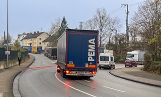 Von drei Seiten: Die Lkw-Fahrer auf der Gütersloher Straße haben keine Chance mehr, in die volle Straße Am Presswerk (l.) einzufahren. Das führt zu Staus und zu gefährlichen Situationen. - Andreas Zobe
