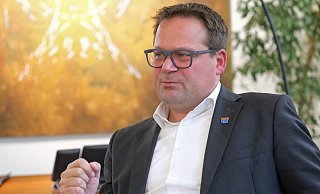 Lars Bökenkröger erklärt in seinem Büro, dass er bei der Kommunalwahl wieder für das Amt des Bürgermeister kandidieren will. - Thorsten Gödecker