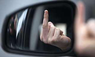 So einige Autofahrer zeigten den Ersthelfern an der Unfallstelle auf der B61 den Mittelfinger, andere starteten gefährliche Überholmanöver. - dpa