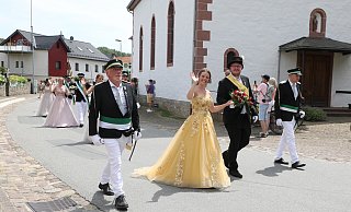 Im goldfarbenen Kleid mit vielen Blüten Ton-in-Ton auf der Corsage und im weiten Rock zog Königin Helene Elsner am Arm von König Maximilian Grewe durch den Ort. - Simone Flörke