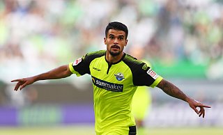 Ein Neuzugang im Glück: Cauly Souza jubelt über seinen ersten Erstliga-Treffer, der dem SC Paderborn am Ende einen Punkt in Wolfsburg beschert. - 2019 Getty Images