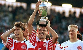 Die EM-Trikots von 1992 inspirierten die aktuellen WM-Trikots, gedacht als Hommage an Dänemarks größten Erfolg im Fußball und auch als Protest gegen Turnier-Ausrichter Katar. - picture alliance / dpa