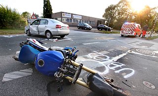 Bei diesem Unfall auf der Valdorfer Straße verletzte der angeklagte Motoradfahrer sich selbst und eine Autofahrerin schwer. - Ulf Hanke
