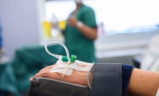 Mitten in der Nacht soll der Arzt im Patientenzimmer aufgetaucht sein, um der Frau einen Venenzugang zu legen. Kurz darauf wurde sie ohnmächtig. - Verwendung weltweit