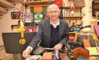 Bei Andreas Schulte von "Lederwaren Schulte" können Kunden auf den letzten Drücker unter anderem Portemonnaies, Schirme, Gürteltaschen oder eine "Lieblingskorb" erwerben. - Karin Prignitz