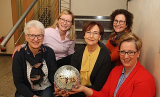 Maria Lichtenauer und ihre Nachfolgerinnen Susanne Jüde, Birgit Lindemann, Karin Korff und Katharina Voß (v.l.) feiern diesmal nach dem Motto „Die Discokugel dreht sich rund". - Regina Brucksch
