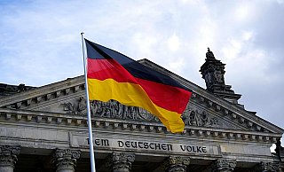 Die deutsche Flagge am Reichstagsgebäude symbolisiert die Einheit und Demokratie des Landes. - Symbolbild: Pexels