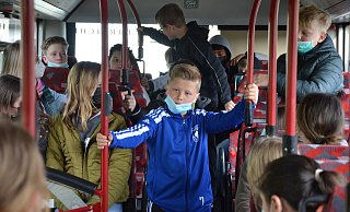 Yannik demonstriert hier, wie man sich richtig festhält, wenn es keinen Sitzplatz im Bus gibt. Auf dem Biold fehlt noch der Tornister, der am besten zwischen den Füßen stehen sollte. - Andreas Großpietsch