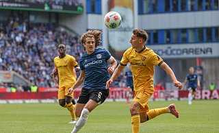 Bielefelds Mael Corboz im Zweikampf mit Konrad Faber. - Friso Gentsch/dpa