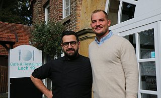 Zaven Duman (29) und Philip Drücker (26) als Restaurant-Leiter übernehmen „Loch 19". - Robert Becker